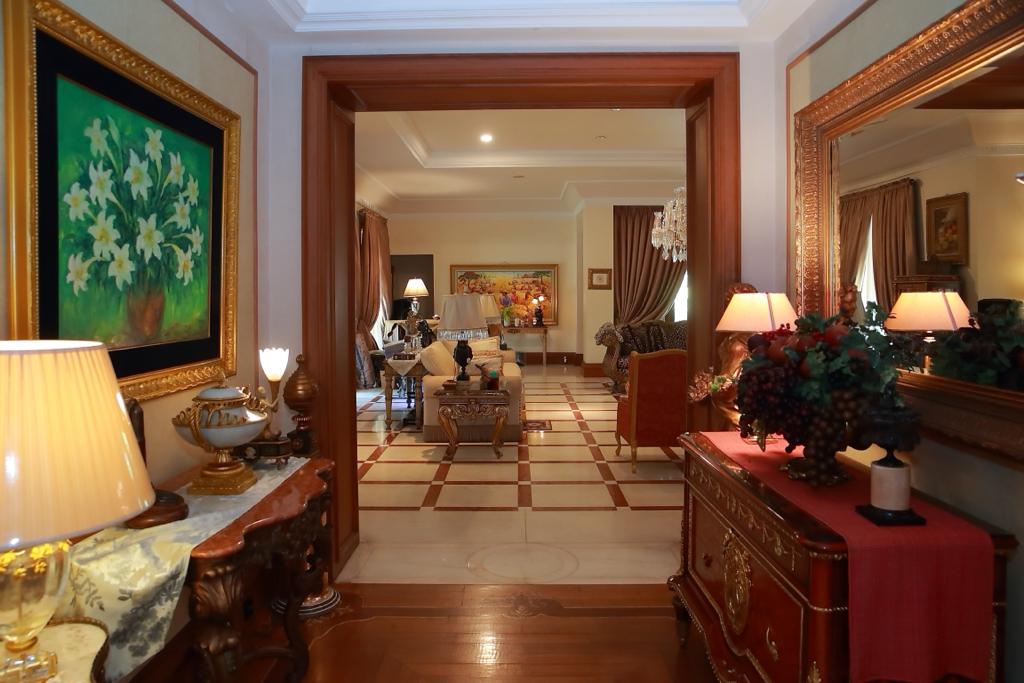 Rumah Mewah Classic Hook Depan Taman di Kawasan Elite Menteng LT 1.100 m²