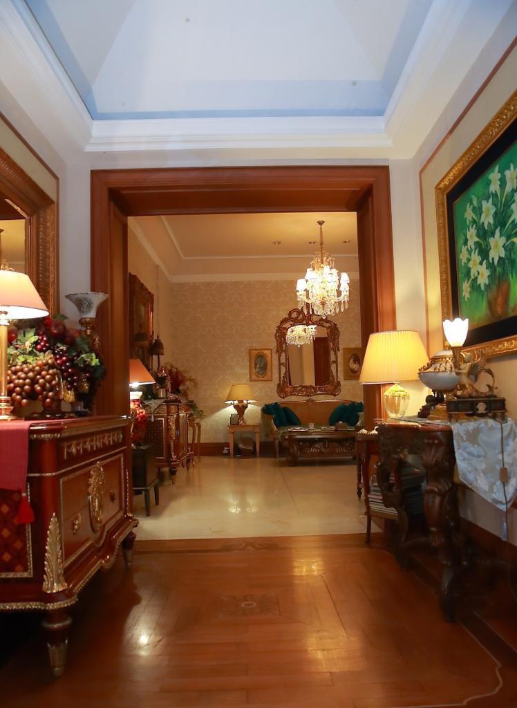 Rumah Mewah Classic Hook Depan Taman di Kawasan Elite Menteng LT 1.100 m²