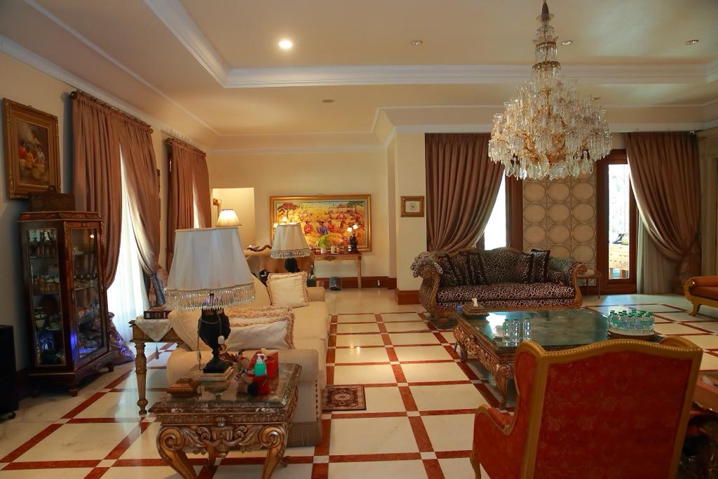 Rumah Mewah Classic Hook Depan Taman di Kawasan Elite Menteng LT 1.100 m²