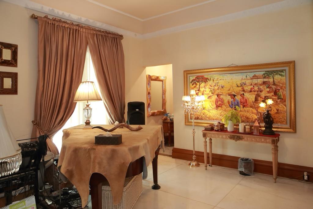 Rumah Mewah Classic Hook Depan Taman di Kawasan Elite Menteng LT 1.100 m²