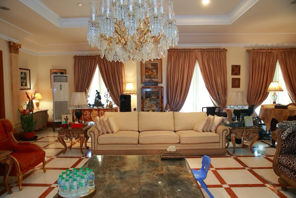 Rumah Mewah Classic Hook Depan Taman di Kawasan Elite Menteng LT 1.100 m²