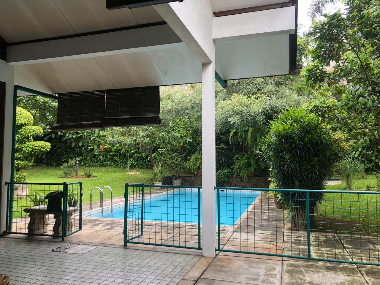 Rumah Dekat MRT Cipete Raya. Backyard luas, ada kolam renang