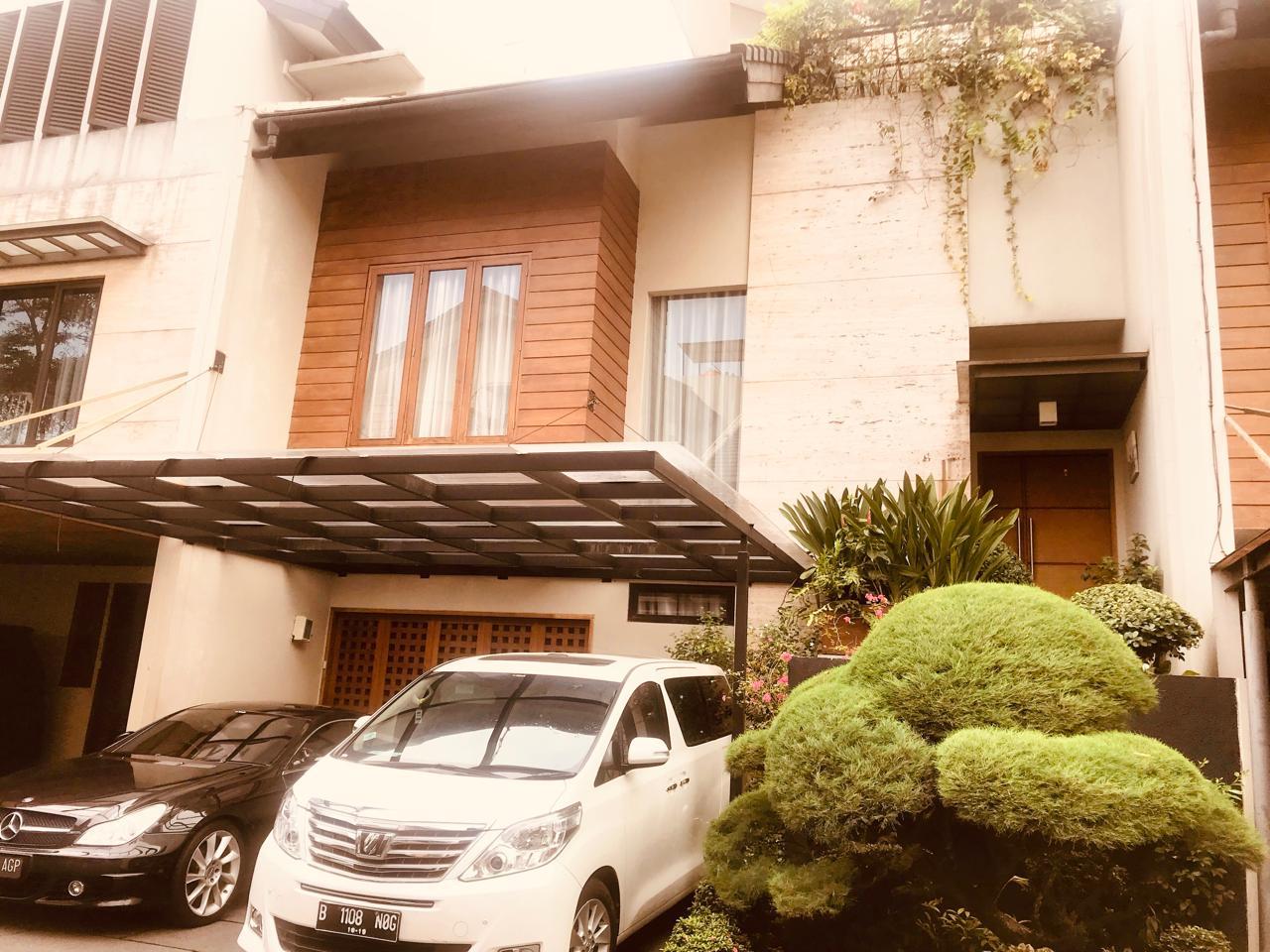 Rumah Dalam Townhouse, Ada Mezzanine, Bisa Jadi Kamar Tambahan, Ada Kolam Renang