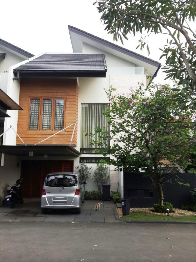 Rumah Furnished 3.5 lantai Hook Dalam Komplek Town house di Pondok Pinang-Ada Kolam Renang