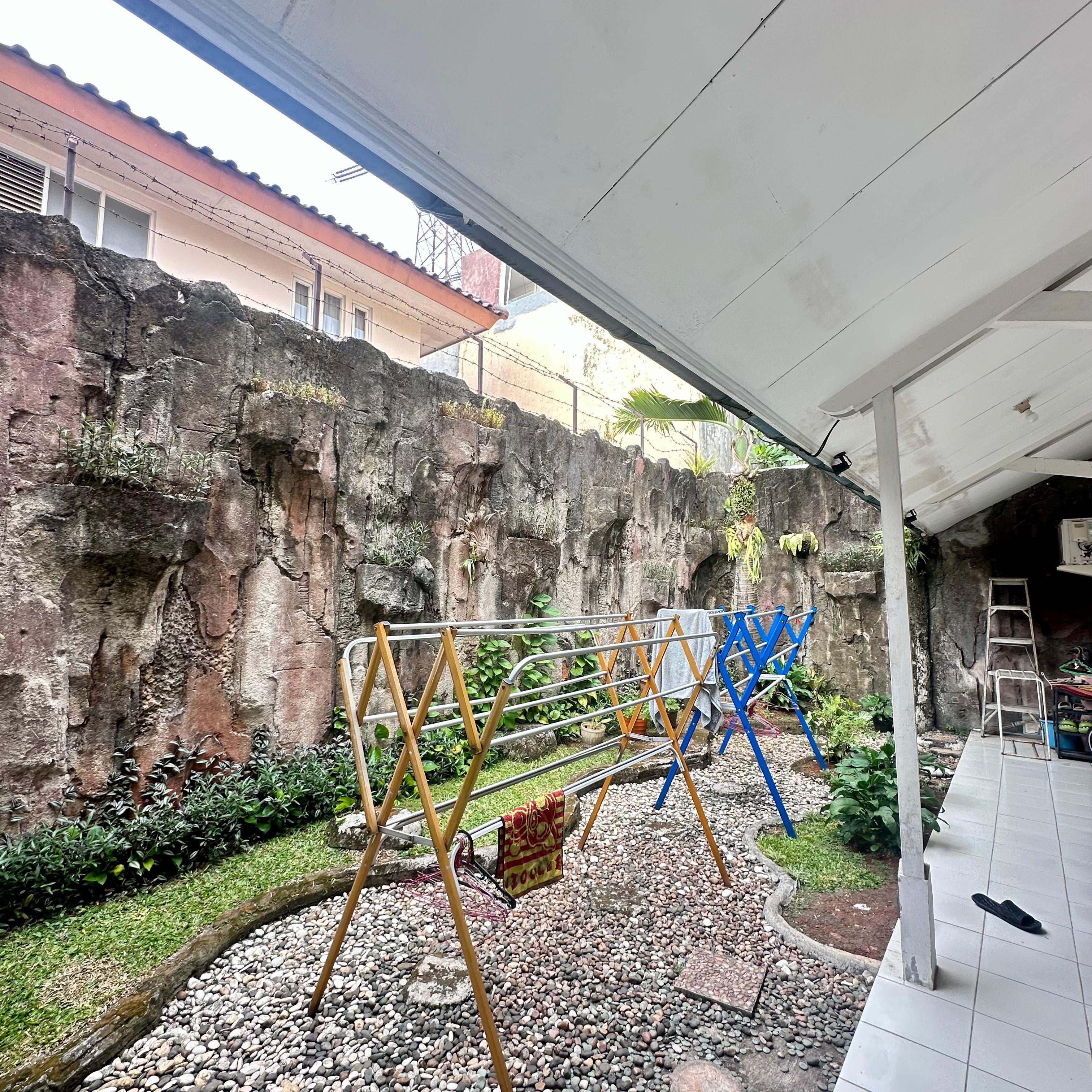 Rumah di Bintaro Sektor 9, Ada Taman Depan dan Belakang