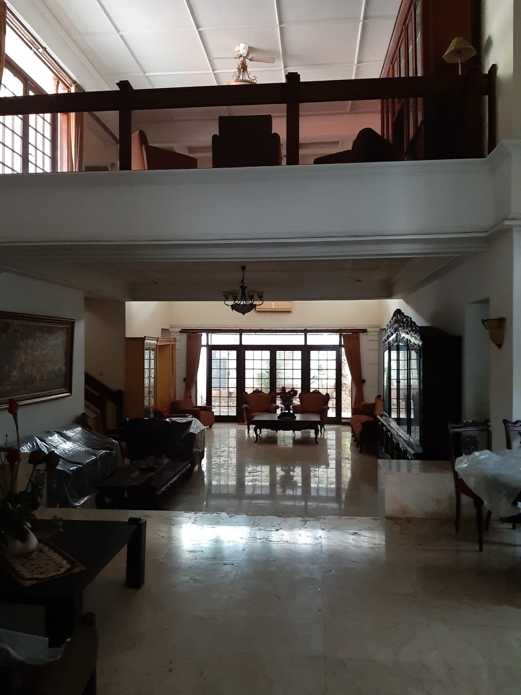 Rumah 2 Lantai di Menteng, bisa Parkir 6 Mobil