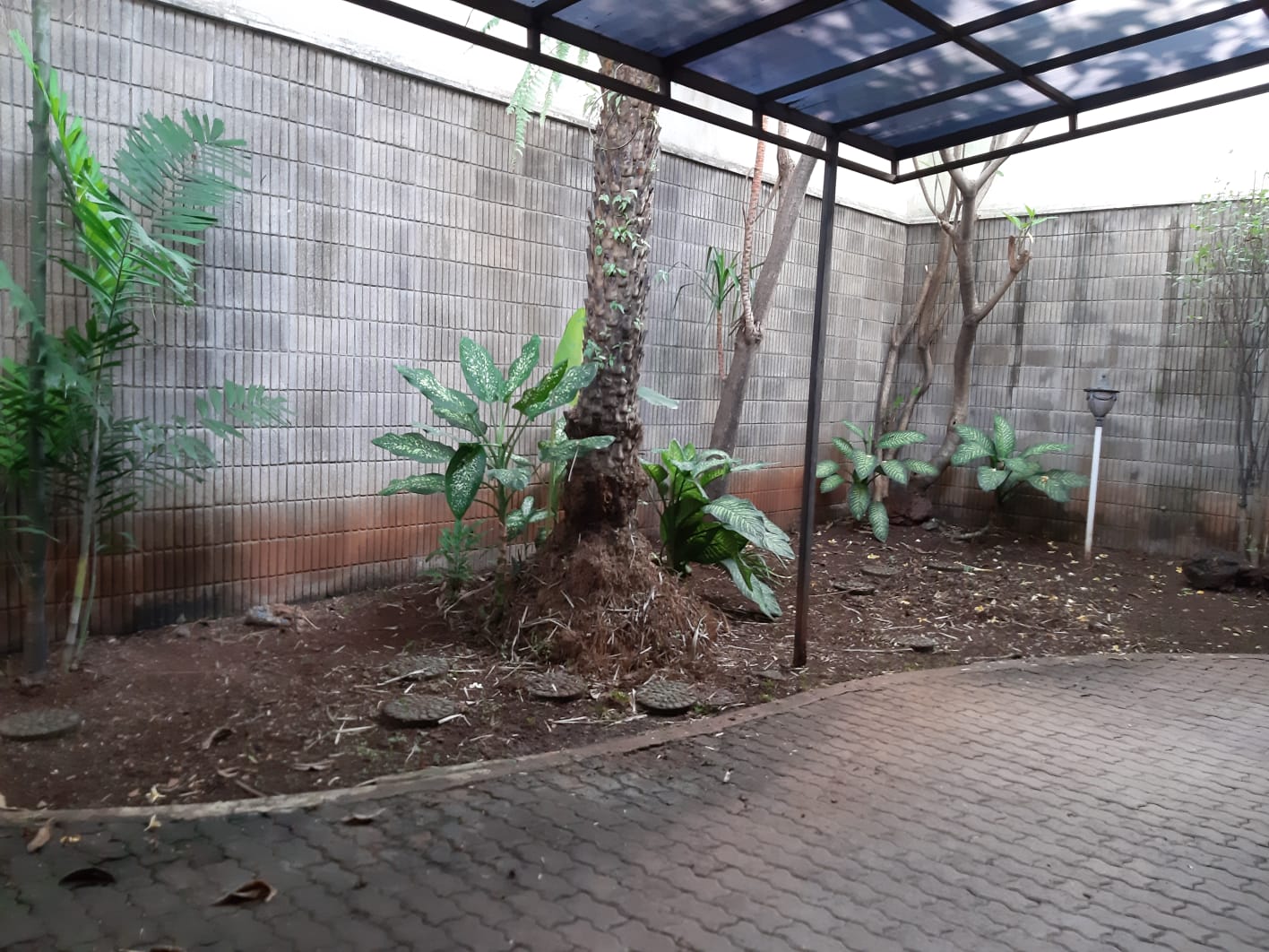 Rumah 2 Lantai di Menteng, bisa Parkir 6 Mobil