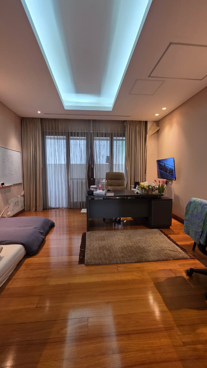 Jarang Ada! Rumah Mewah dengan Private Pool, Tanah Besar & Lokasi Premium Dekat Pusat Bisnis Jakarta