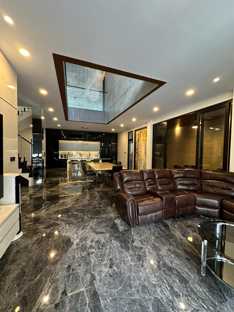 Private Cluster Mewah 3 Lantai Furnished, Dekat Binus dan Permata Hijau