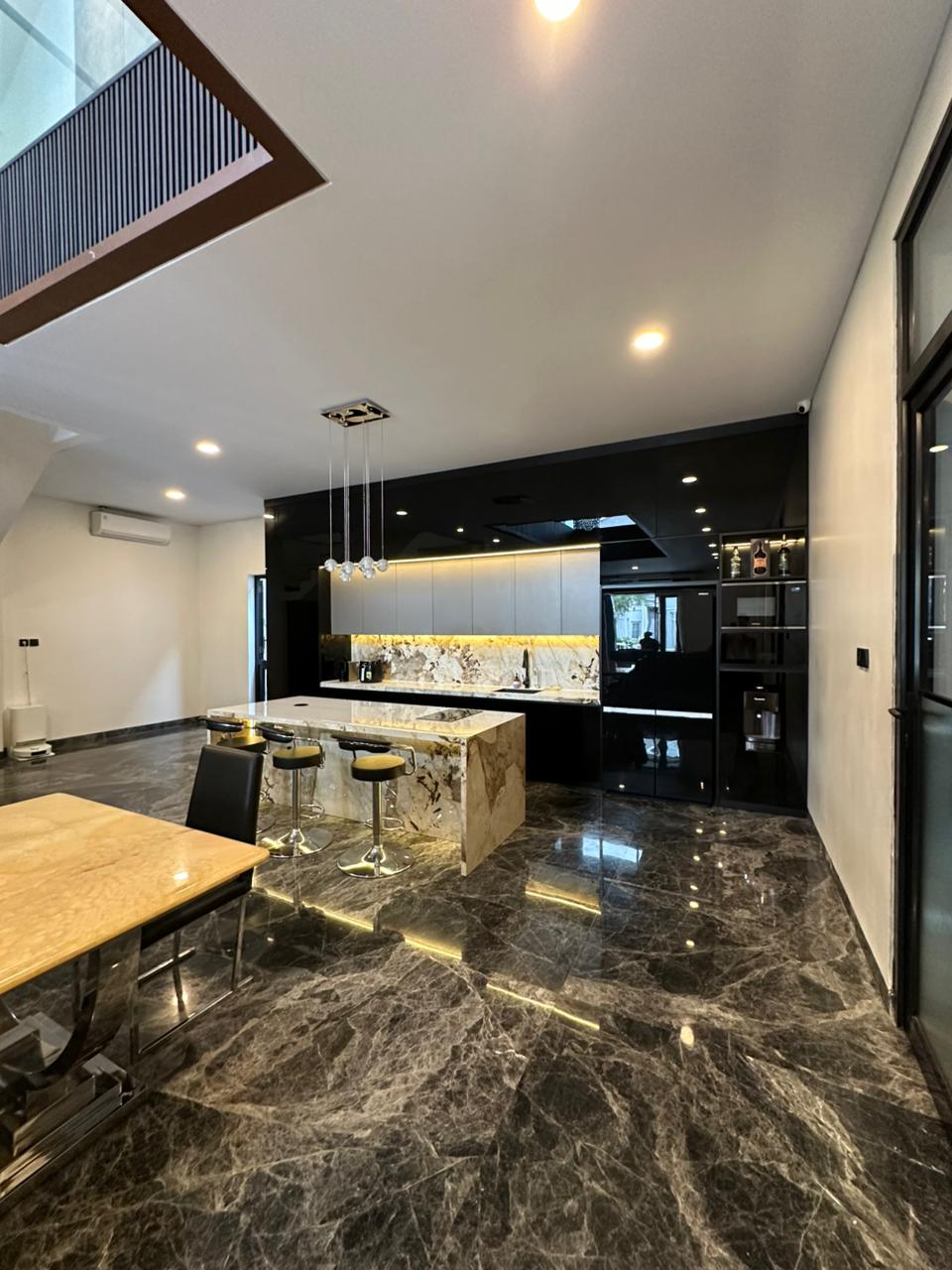 Private Cluster Mewah 3 Lantai Furnished, Dekat Binus dan Permata Hijau