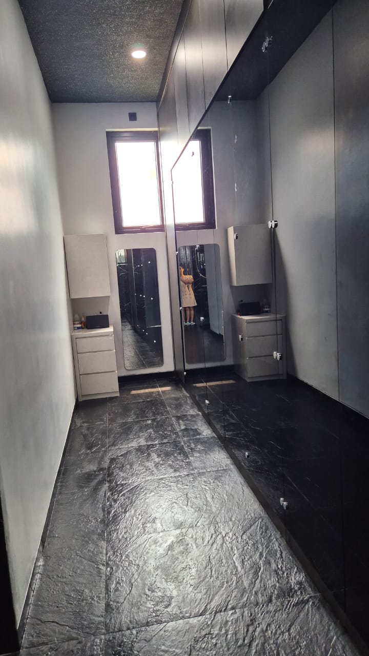 Private Cluster Mewah 3 Lantai Furnished, Dekat Binus dan Permata Hijau