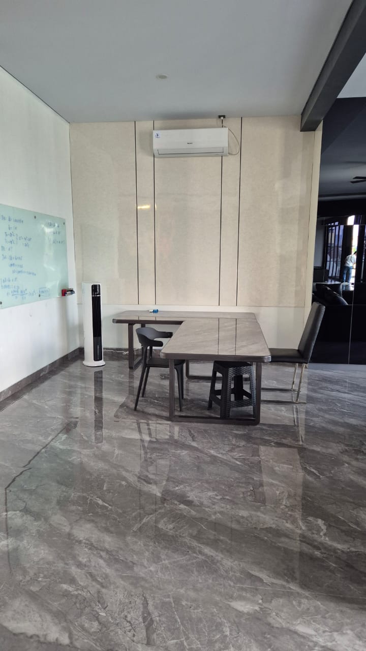 Private Cluster Mewah 3 Lantai Furnished, Dekat Binus dan Permata Hijau