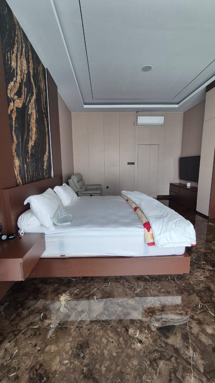 Private Cluster Mewah 3 Lantai Furnished, Dekat Binus dan Permata Hijau