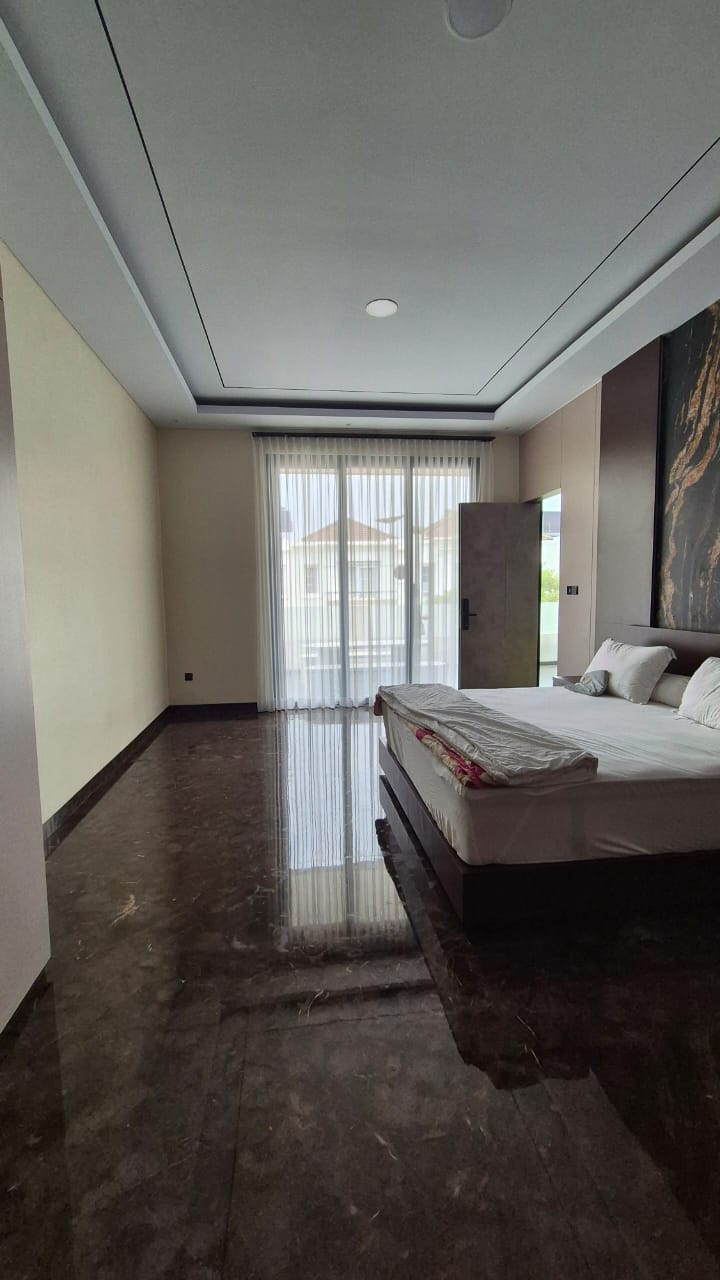 Private Cluster Mewah 3 Lantai Furnished, Dekat Binus dan Permata Hijau