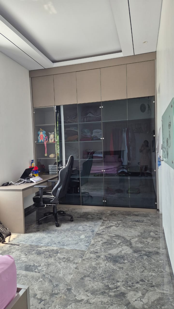 Private Cluster Mewah 3 Lantai Furnished, Dekat Binus dan Permata Hijau