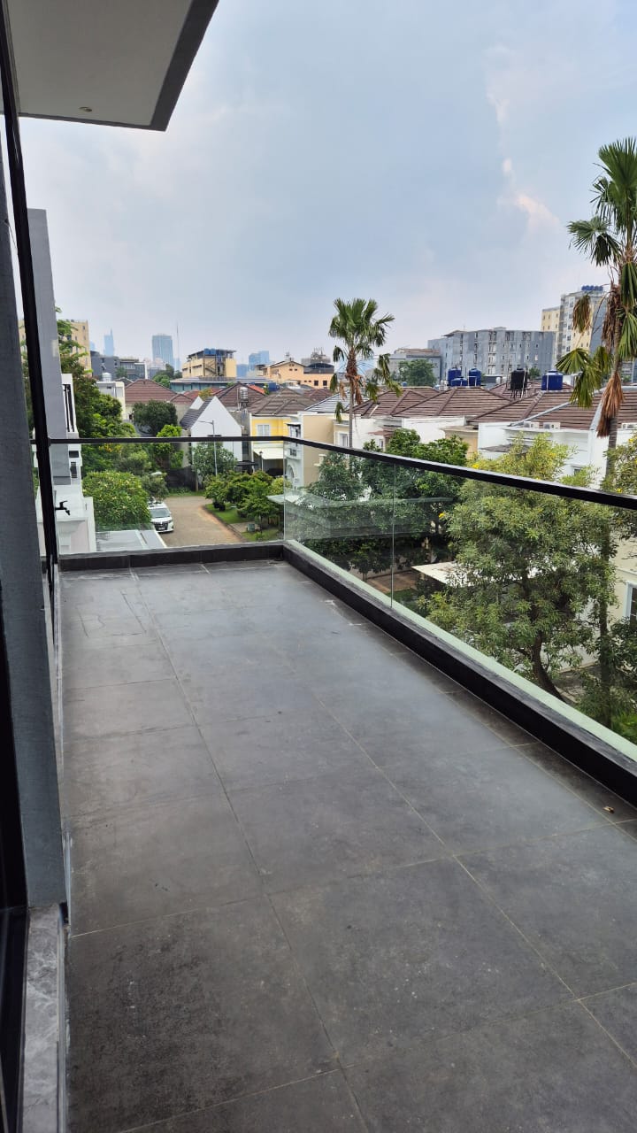 Private Cluster Mewah 3 Lantai Furnished, Dekat Binus dan Permata Hijau