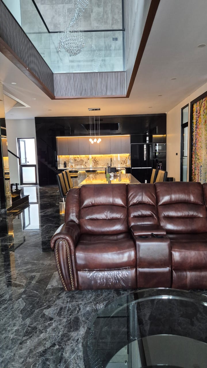 Private Cluster Mewah 3 Lantai Furnished, Dekat Binus dan Permata Hijau