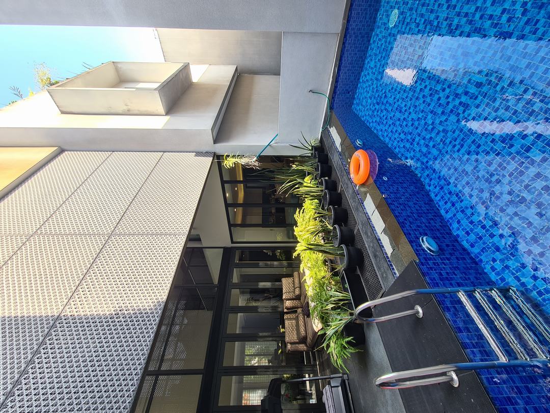Gaya Resort Mewah! Rumah Kontemporer 2 Lantai di Jantung Kebayoran Baru, Eksklusif & Aman