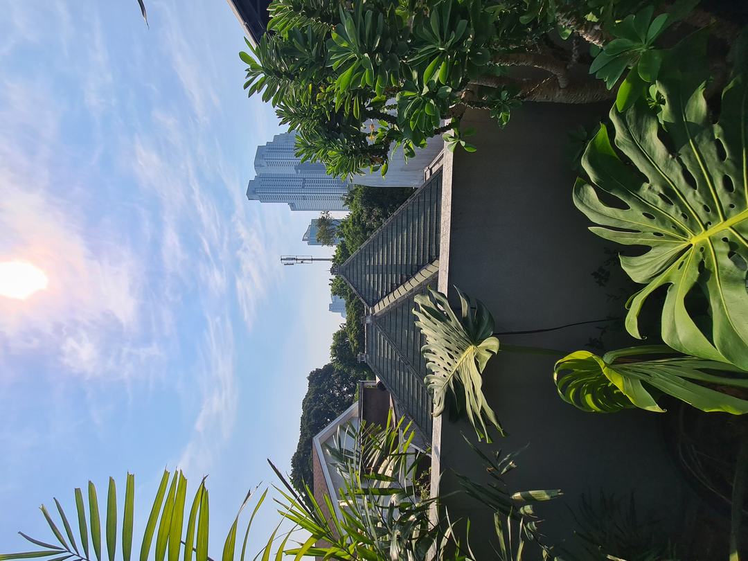 Gaya Resort Mewah! Rumah Kontemporer 2 Lantai di Jantung Kebayoran Baru, Eksklusif & Aman