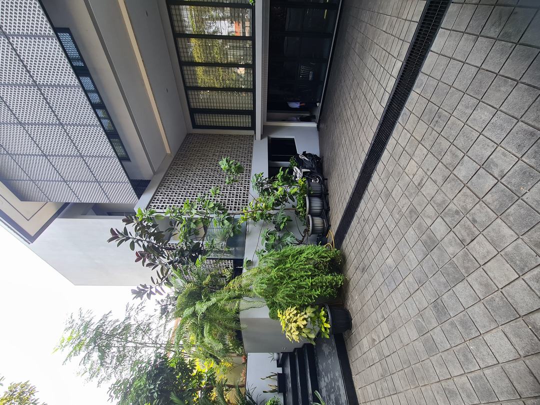 Gaya Resort Mewah! Rumah Kontemporer 2 Lantai di Jantung Kebayoran Baru, Eksklusif & Aman