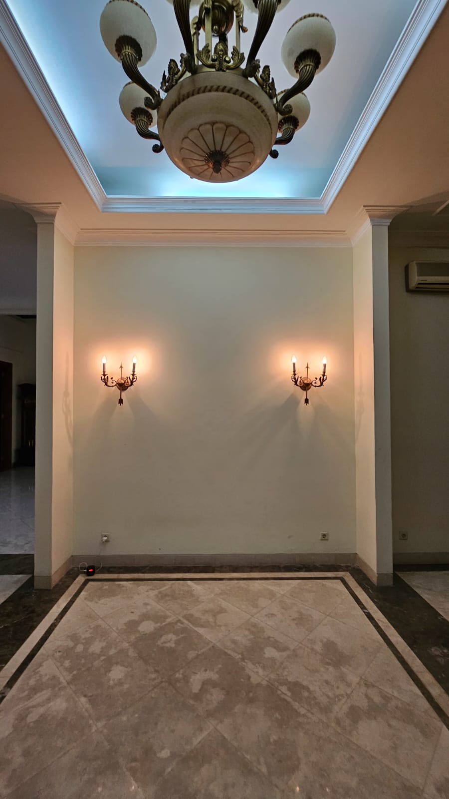Rumah Luas 2 Lantai Ada Kolam Renang. Rumah Dijual di Kebayoran Baru Dekat Area Melawai, Wijaya, Prapanca, Iskandarsyah