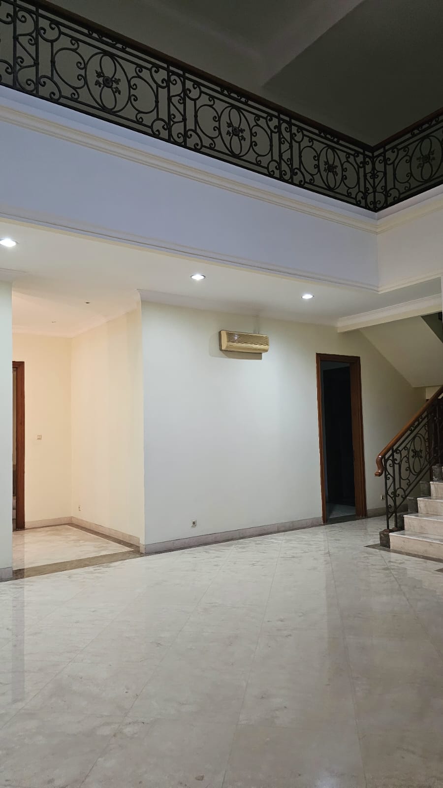 Rumah Luas 2 Lantai Ada Kolam Renang. Rumah Dijual di Kebayoran Baru Dekat Area Melawai, Wijaya, Prapanca, Iskandarsyah
