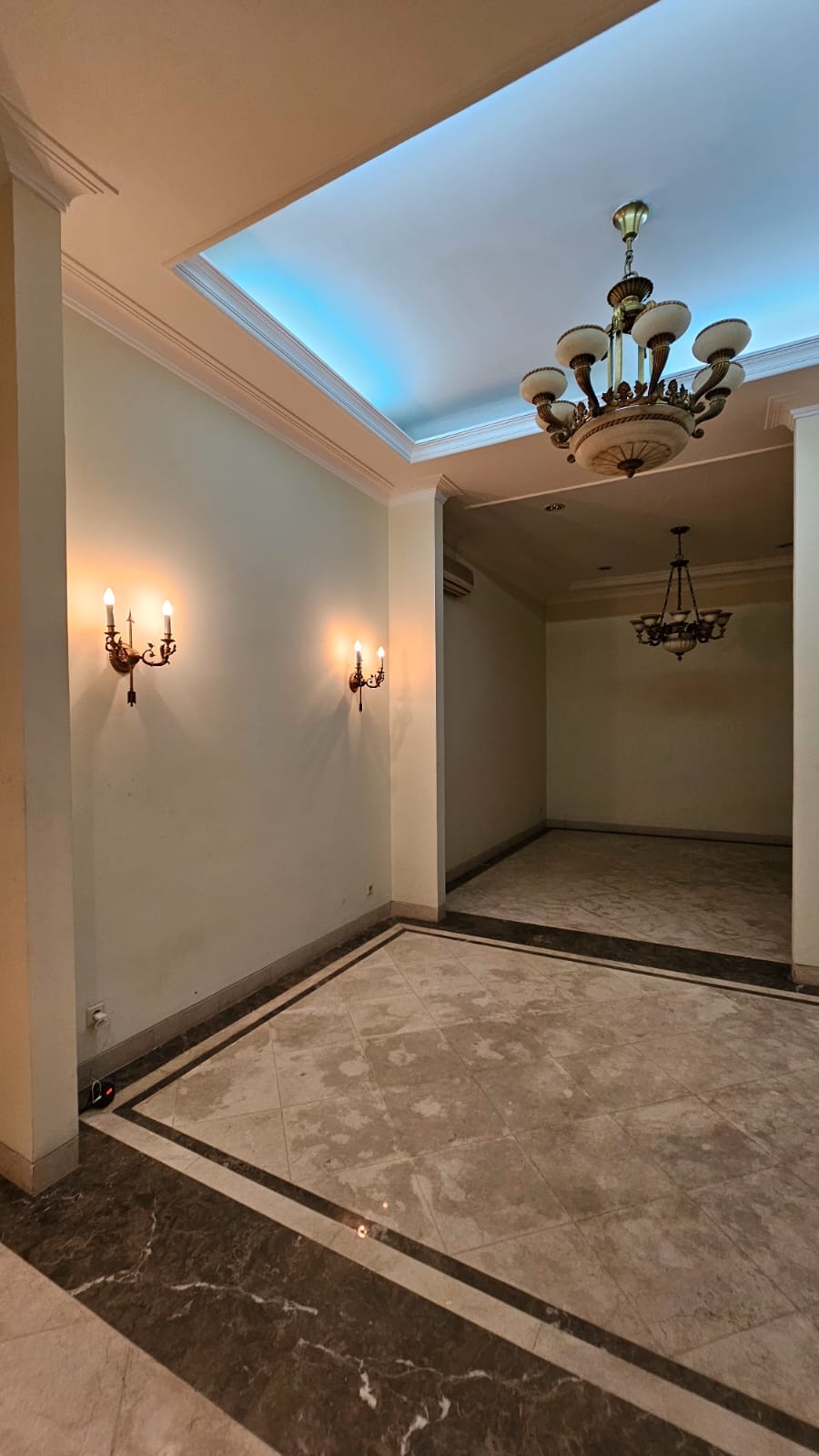 Rumah Luas 2 Lantai Ada Kolam Renang. Rumah Dijual di Kebayoran Baru Dekat Area Melawai, Wijaya, Prapanca, Iskandarsyah