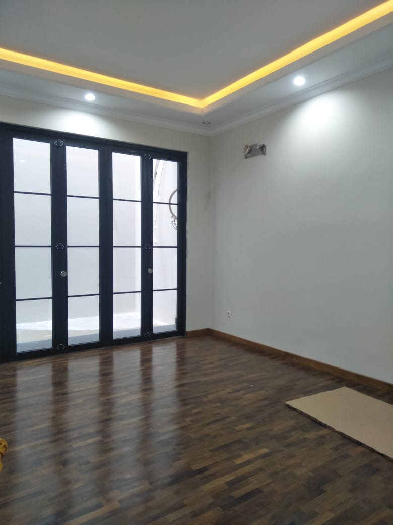 Rumah Baru Dekat Pakubuwono, Fisik 200 M2, Jalan Lebar, Tenang, Langka