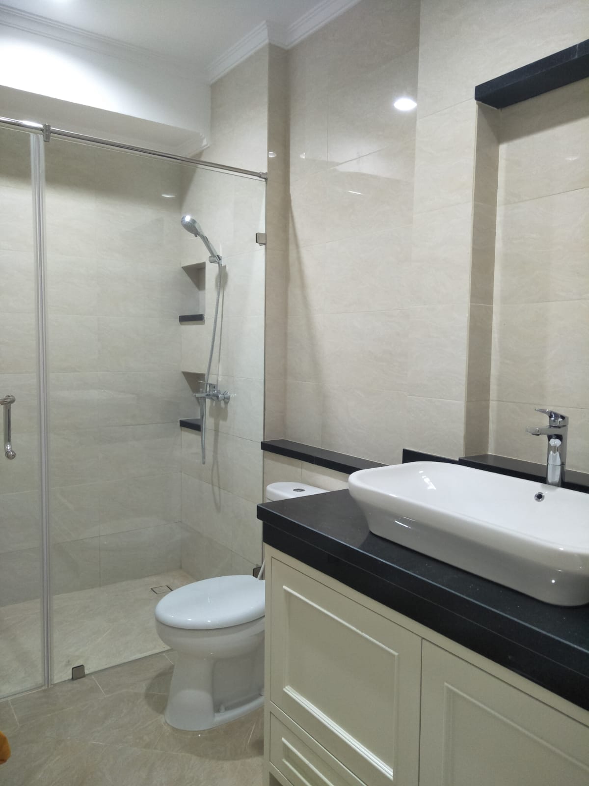 Rumah Baru Dekat Pakubuwono, Fisik 200 M2, Jalan Lebar, Tenang, Langka