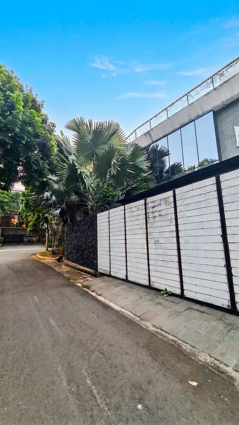 Jual Rumah Kebayoran Baru - Area Dempo Pakubuwono, 3 lantai, depan taman, Area Tenang