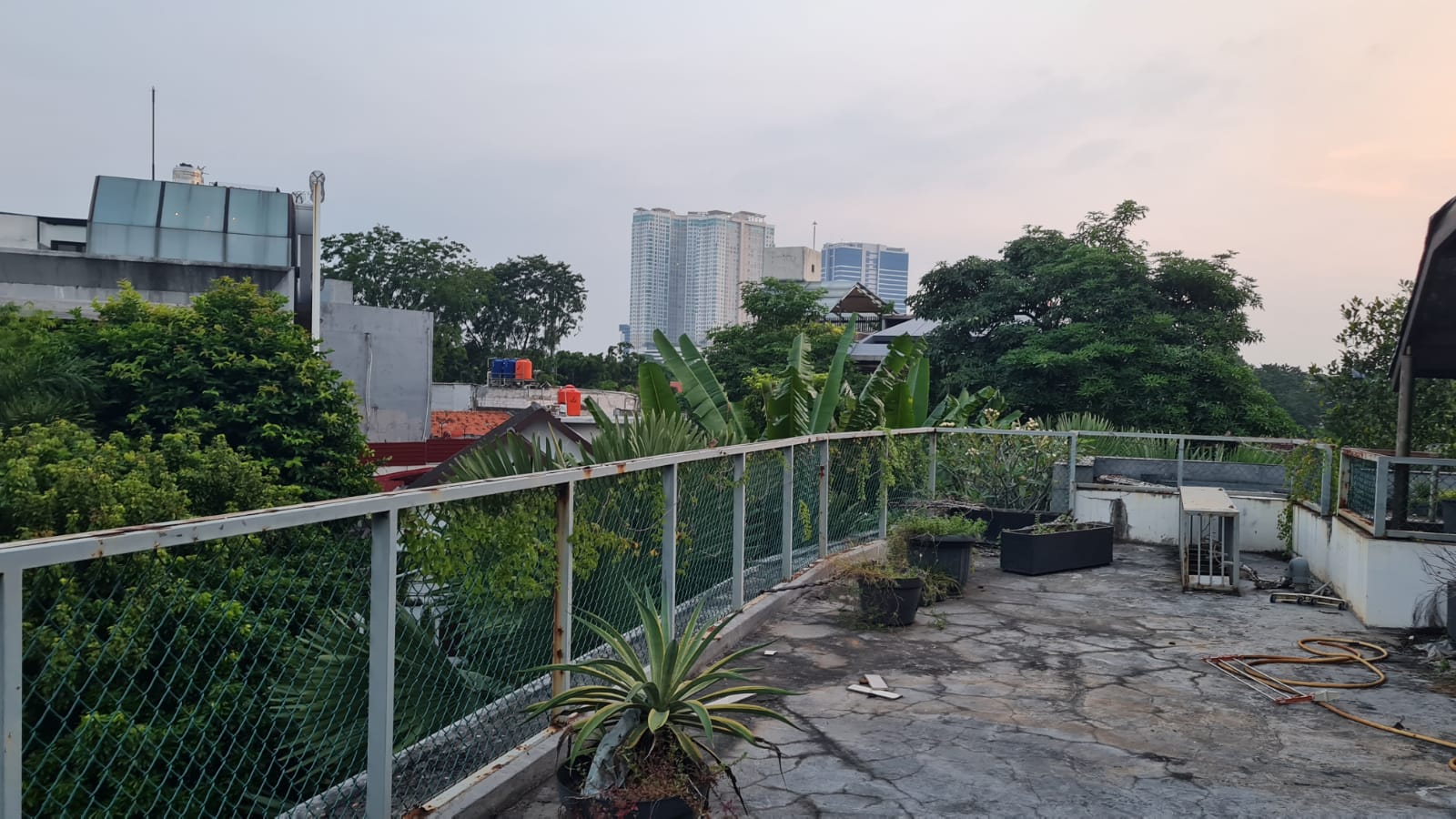 Jual Rumah Kebayoran Baru - Area Dempo Pakubuwono, 3 lantai, depan taman, Area Tenang
