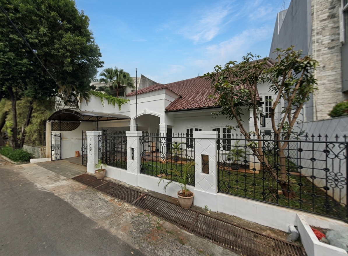 Rumah 2 Lantai Siap Huni - Dekat ke Senayan City, Area Tenang