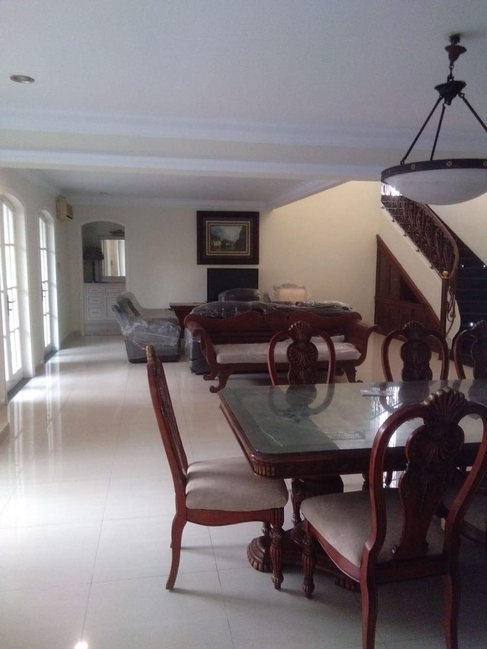 Rumah 2 Lantai Siap Huni - Dekat ke Senayan City, Area Tenang
