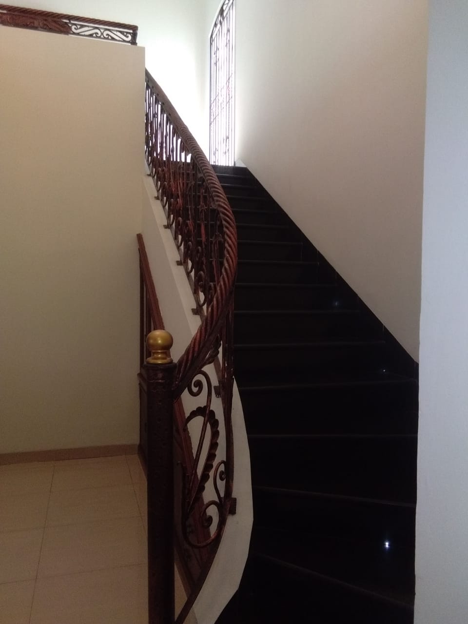 Rumah 2 Lantai Siap Huni - Dekat ke Senayan City, Area Tenang