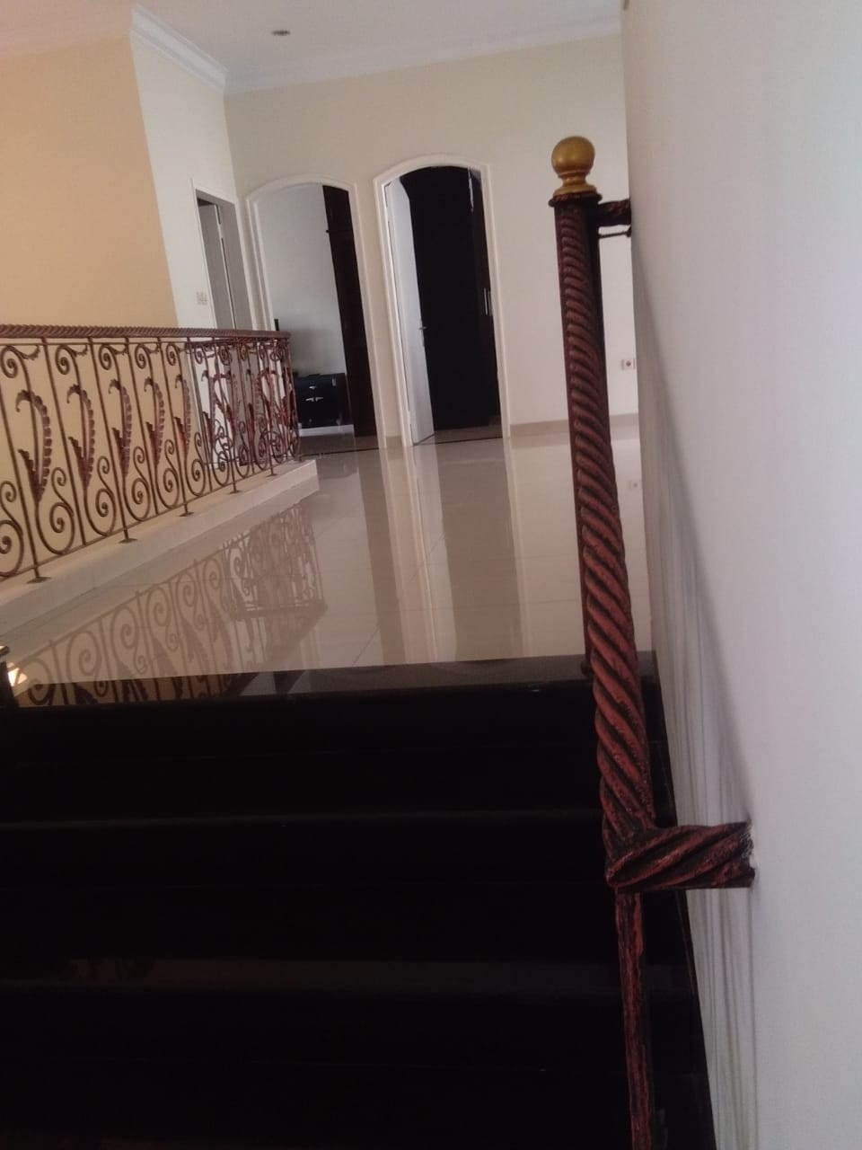 Rumah 2 Lantai Siap Huni - Dekat ke Senayan City, Area Tenang