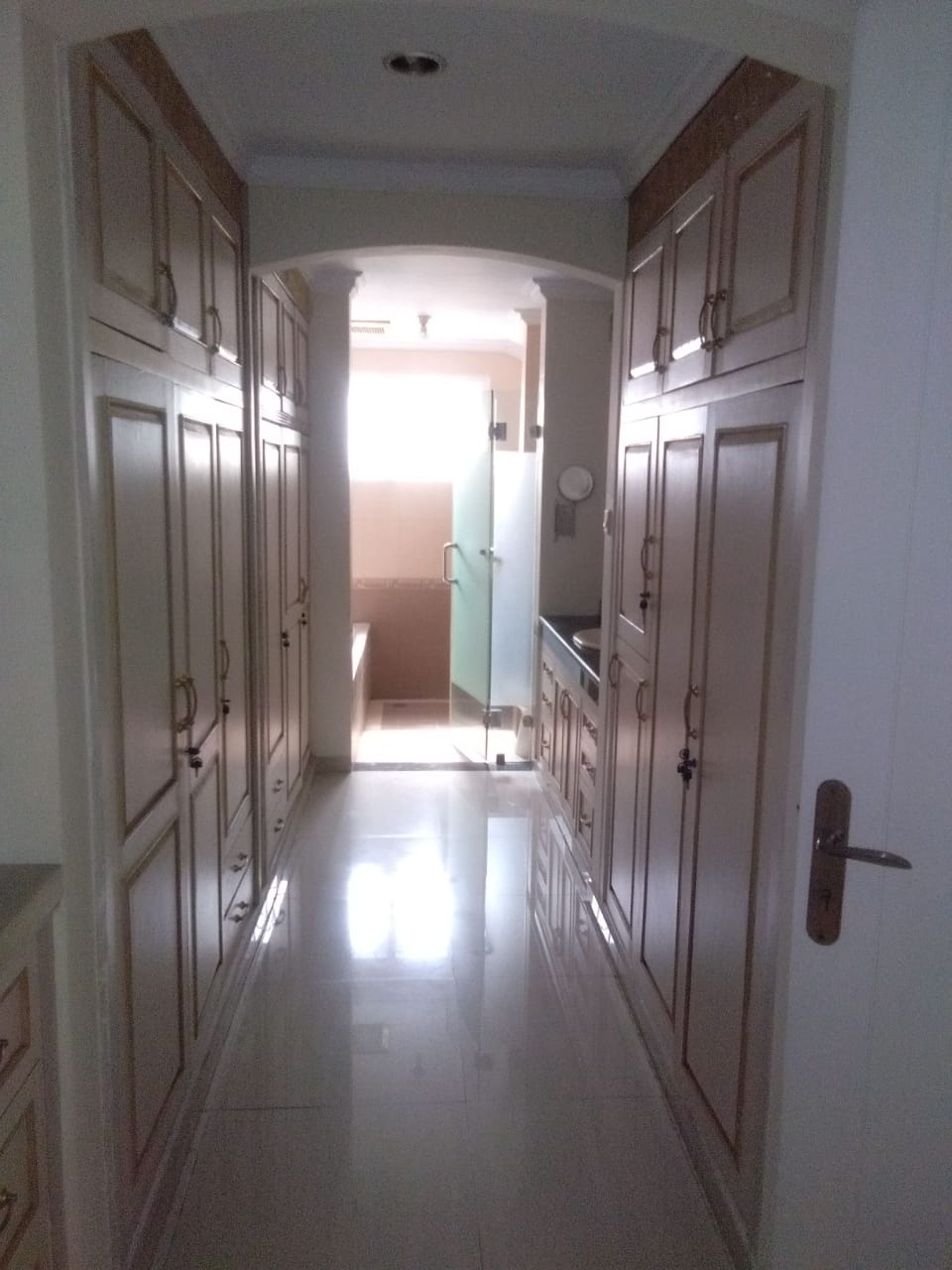Rumah 2 Lantai Siap Huni - Dekat ke Senayan City, Area Tenang