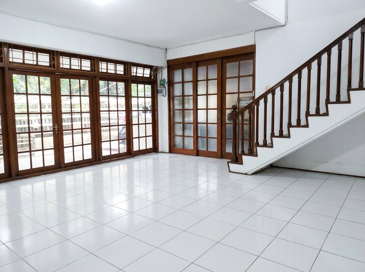 Rumah Huk, Depan Taman, Dekat Blok M, Gandaria, Lokasi Bagus, Cocok Kantor
