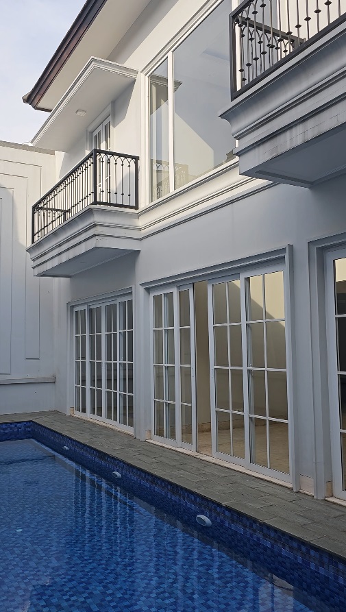 Rumah Mewah 3 Lantai Dijual di Kebayoran Baru – Kolam Renang dan Lift Pribadi
