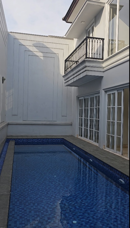 Rumah Mewah 3 Lantai Dijual di Kebayoran Baru – Kolam Renang dan Lift Pribadi