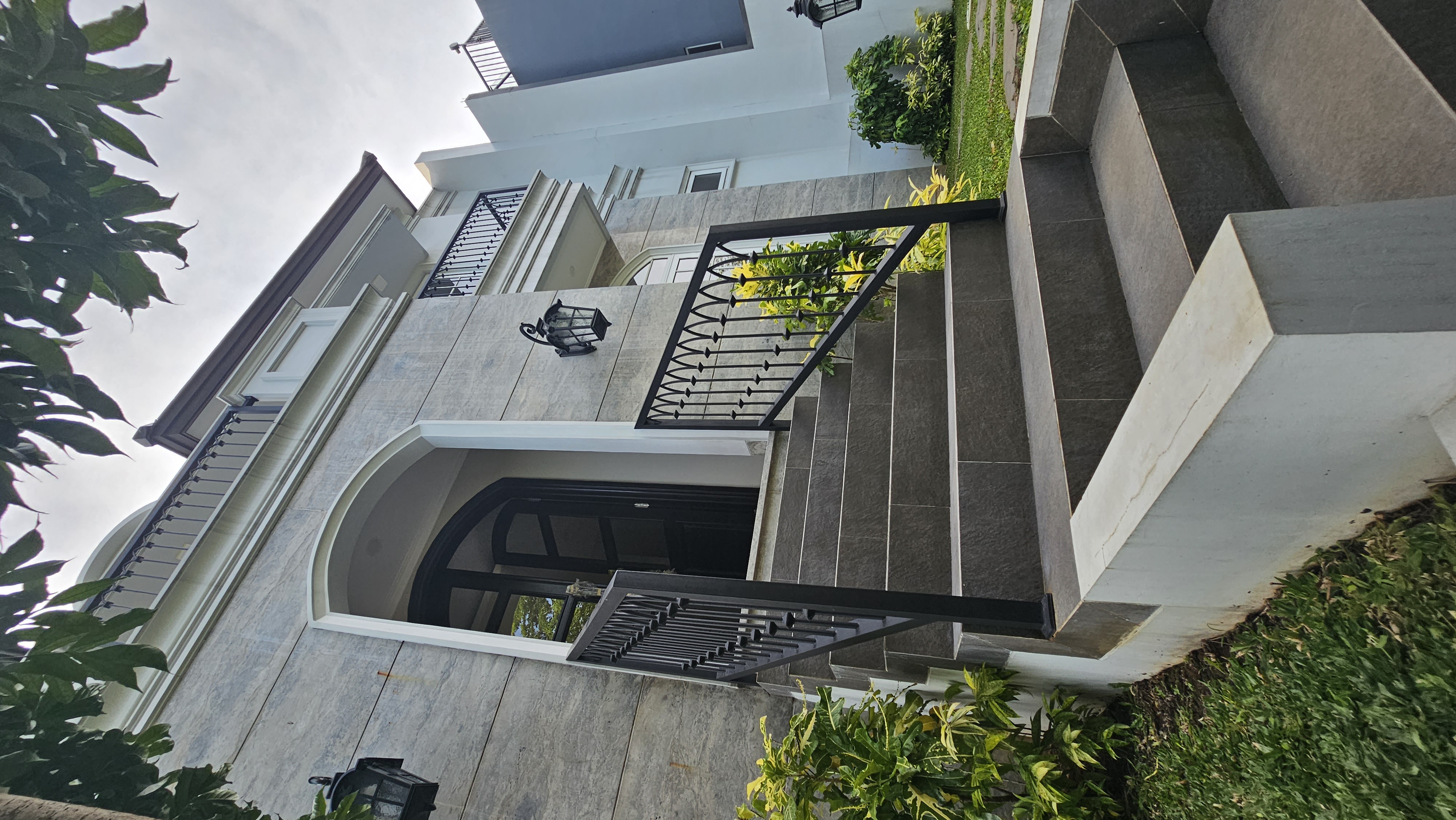 Rumah Mewah 3 Lantai Dijual di Kebayoran Baru – Kolam Renang dan Lift Pribadi
