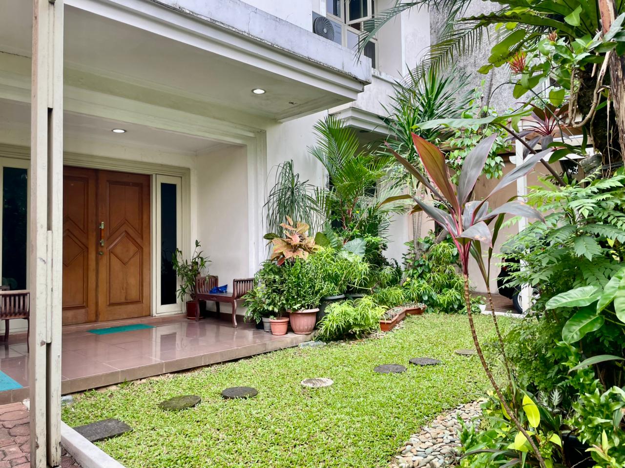 Dijual Rumah Asri & Luas Dalam Komplek Exclusive Ragunan, Jaksel — Garasi 6 Mobil