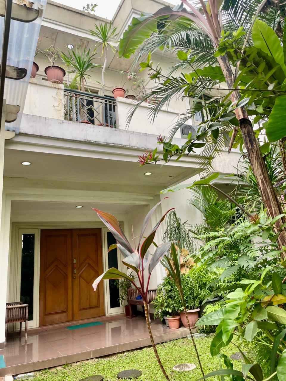 Dijual Rumah Asri & Luas Dalam Komplek Exclusive Ragunan, Jaksel — Garasi 6 Mobil