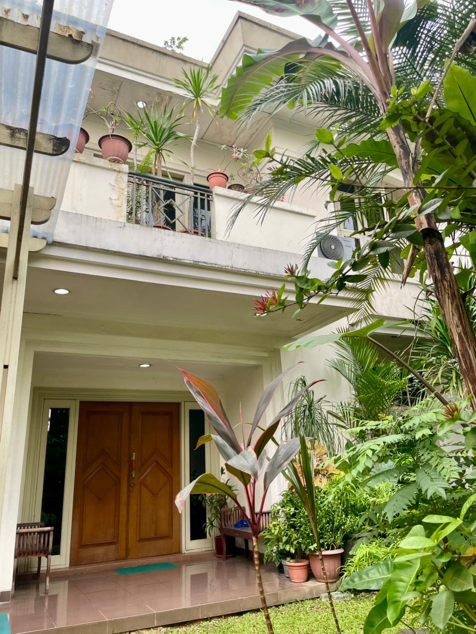 Dijual Rumah Asri & Luas Dalam Komplek Exclusive Ragunan, Jaksel — Garasi 6 Mobil