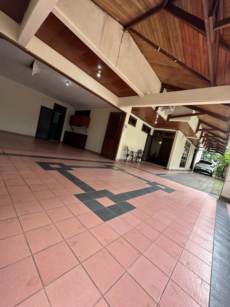Rumah Lama 2 Lantai di Tebet, Ada 11 KT, Cocok Jadi Kost2an