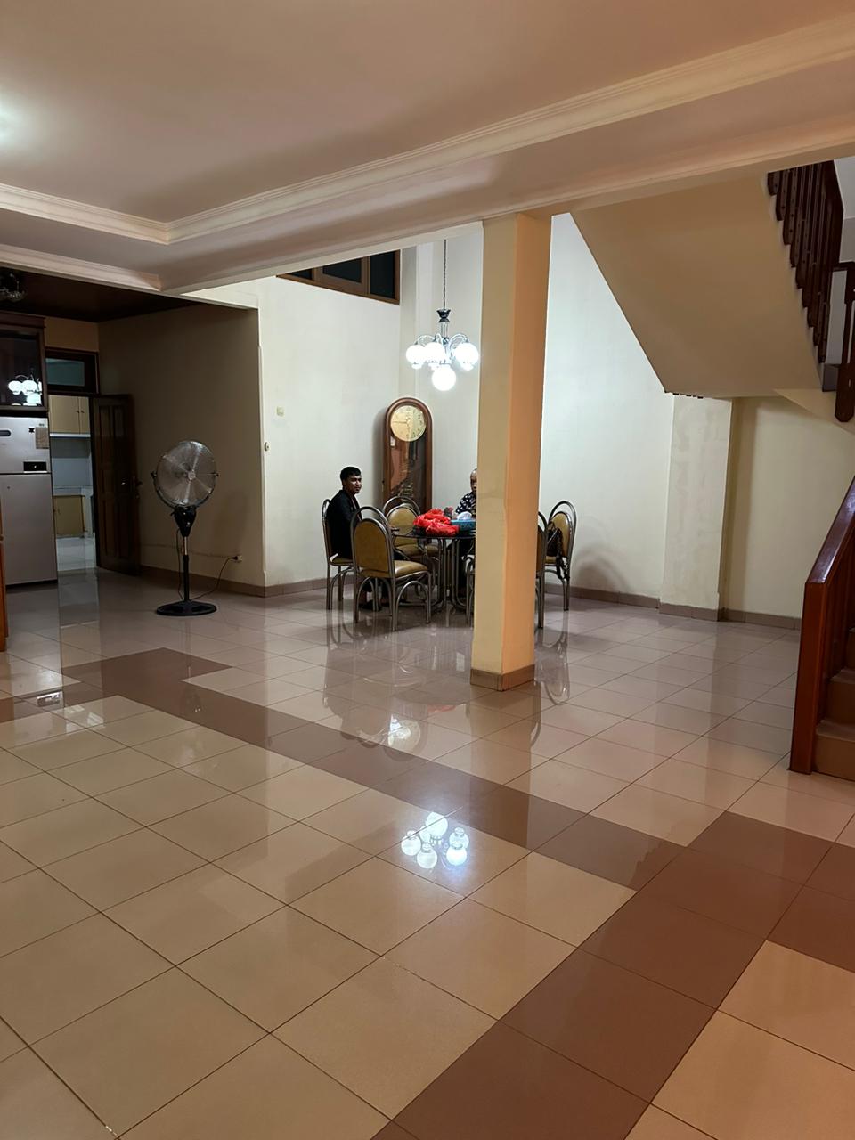 Rumah Lama 2 Lantai di Tebet, Ada 11 KT, Cocok Jadi Kost2an