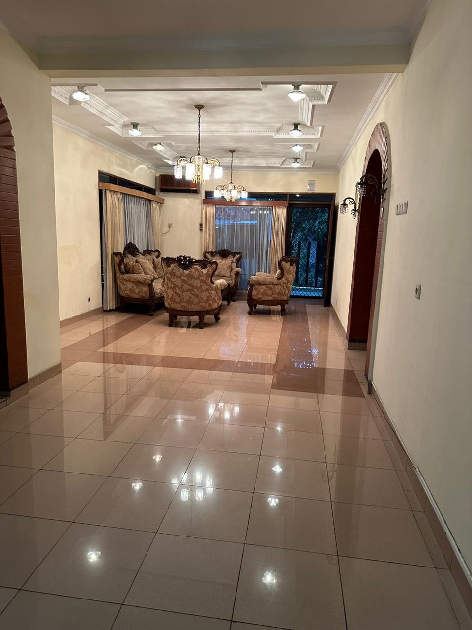 Rumah Lama 2 Lantai di Tebet, Ada 11 KT, Cocok Jadi Kost2an