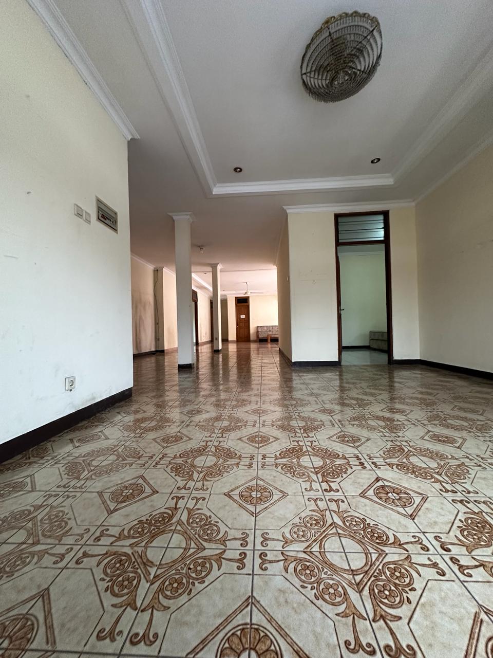 Rumah Lama 2 Lantai di Tebet, Ada 11 KT, Cocok Jadi Kost2an