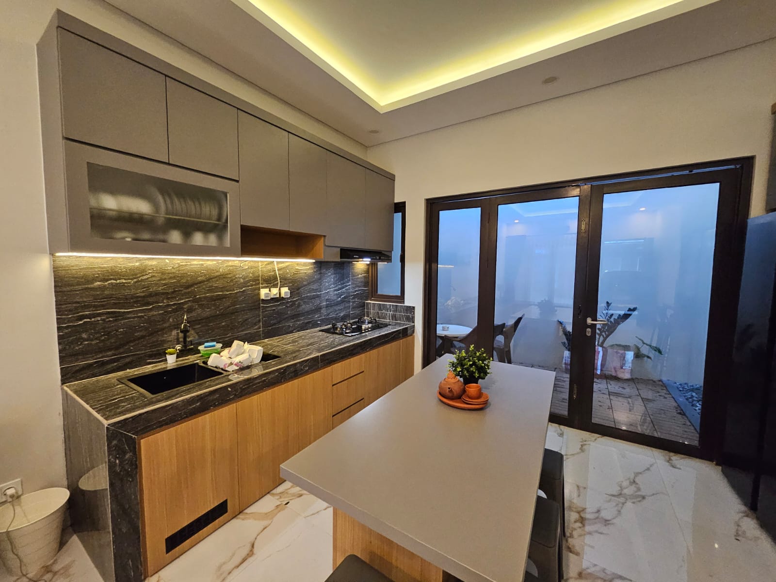 Rumah Brand New, Furnished, Dalam Townhouse, Lokasi Strategis, One Gate System, Row Jalan Lebar