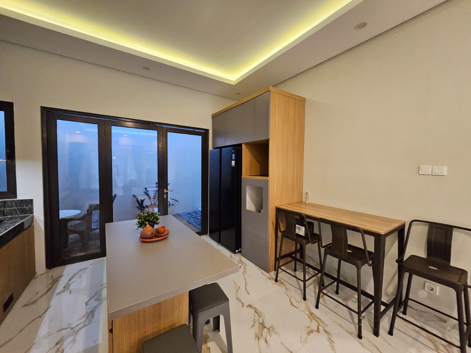 Rumah Brand New, Furnished, Dalam Townhouse, Lokasi Strategis, One Gate System, Row Jalan Lebar