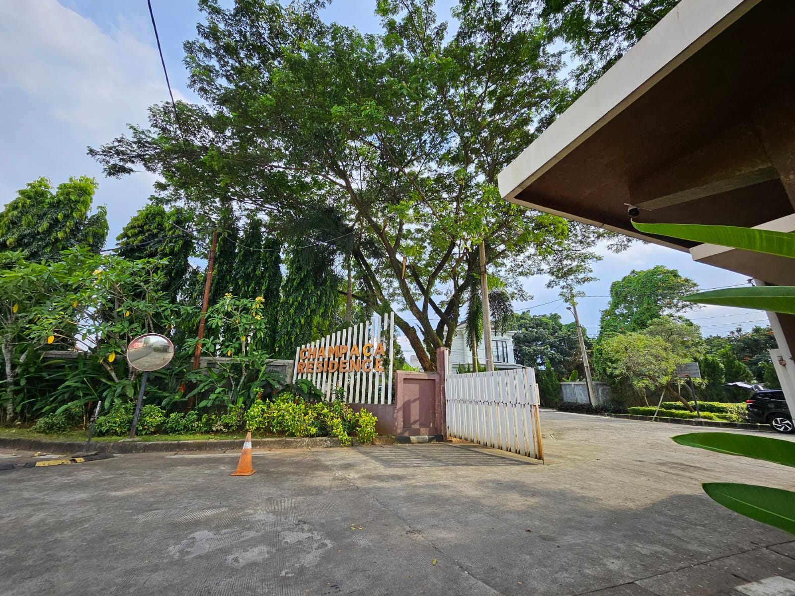 Rumah Brand New, Furnished, Dalam Townhouse, Lokasi Strategis, One Gate System, Row Jalan Lebar